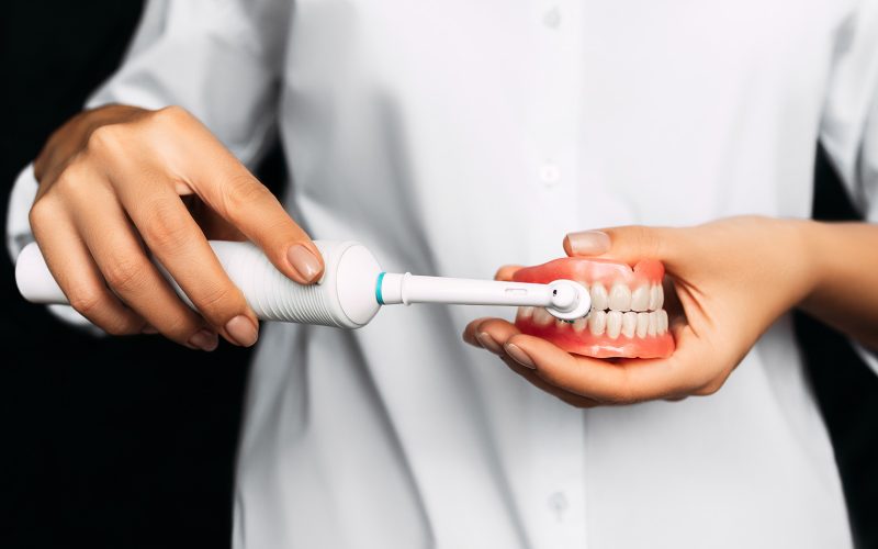 dental-prosthesis-in-the-hands-of-the-doctor-close-2025-01-07-23-23-15-utc