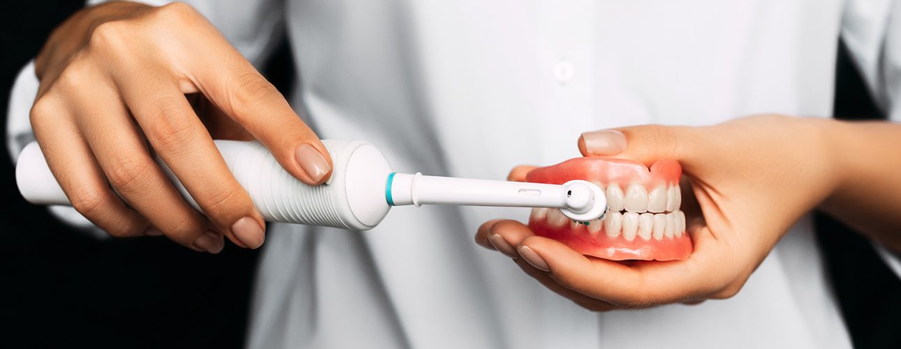 dental-prosthesis-in-the-hands-of-the-doctor-close-2025-01-07-23-23-15-utc